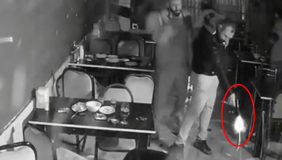 Cinayet anı kamerada: Arka masasında oturduğunu fark etti, 7 el ateş edip öldürdü Cinayet anı kamerada: Arka masasında oturduğunu fark etti, 7 el ateş edip öldürdü