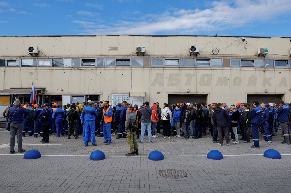 Ukrayna'nın doğusunda referandum başladı: Askerler evlerden oy topluyor - 4
