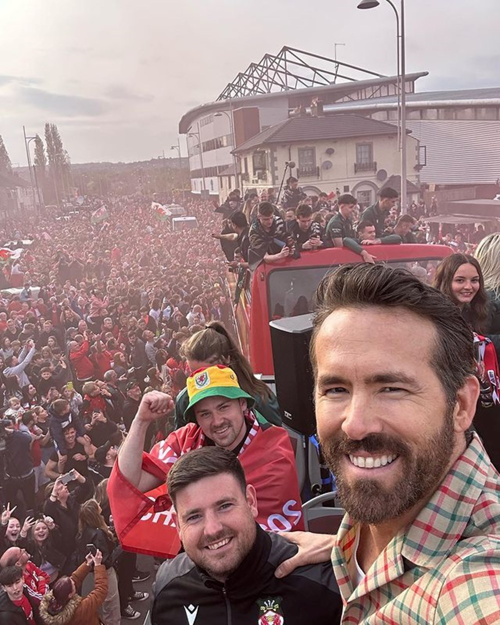 Hollywood yıldızları Ryan Reynolds ile Rob McElhenney Wrexham'ın şampiyonluk kutlamasında - 2