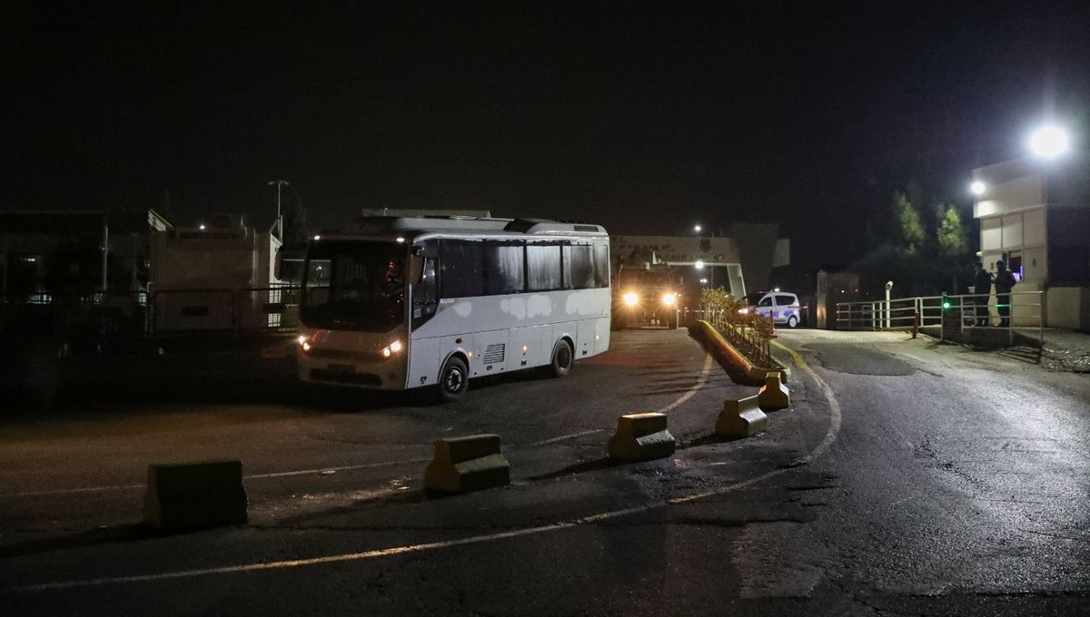 Narin cinayetinde düğüm çözülüyor: Tutuklu sanıklar ikinci duruşma için adliyeye götürüldü