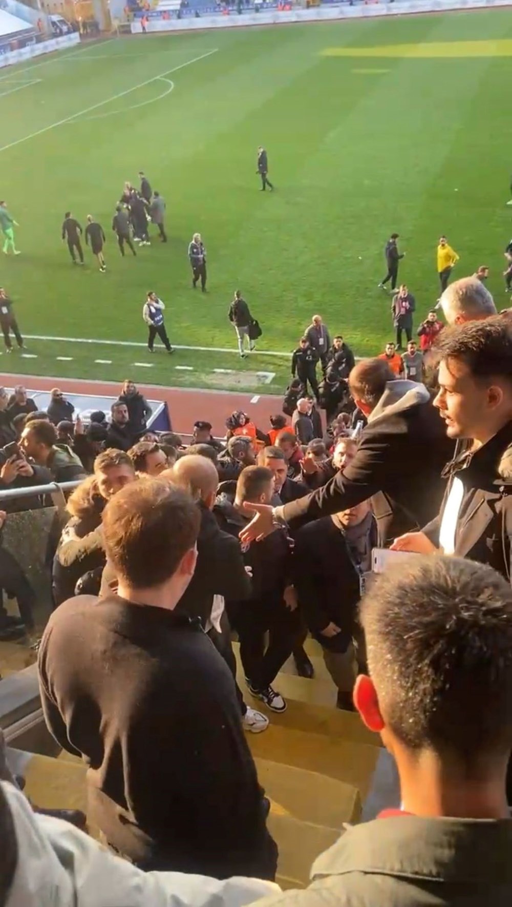 Derbi Sonrası Arbede: Eyüpspor-Konyaspor Maçı Saha İçine Taşan Olaylarla Karıştı, Polis Müdahale Etti 75 AZW jB 86k VDn5ZIq0YUQ