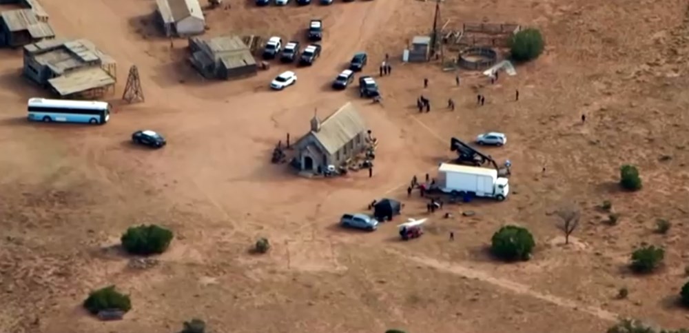 Alec Baldwin'in sette kurusıkı silahla 1 kişiyi öldürdüğü kaza sonrası ilk görüntüler - 7