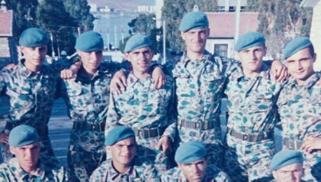 Peker Açıkalın'dan askerlik fotoğrafı (Ünlülerin çocukluk ve gençlik halleri)