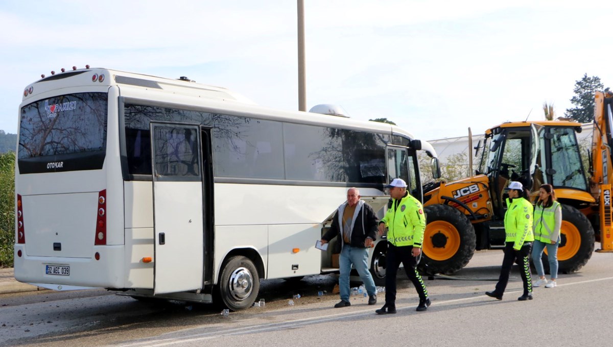 Antalya'da midibüs ile iş makinesi çarpıştı: 15'i çocuk 23 yaralı