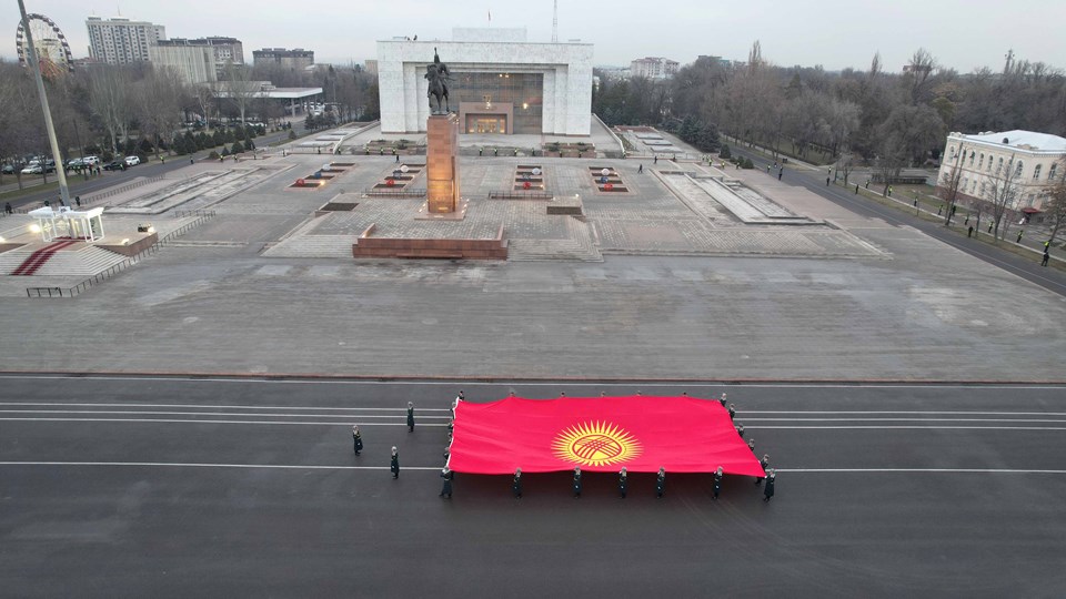 Kırgızistan'ın yeni bayrağı göndere çekildi - 1