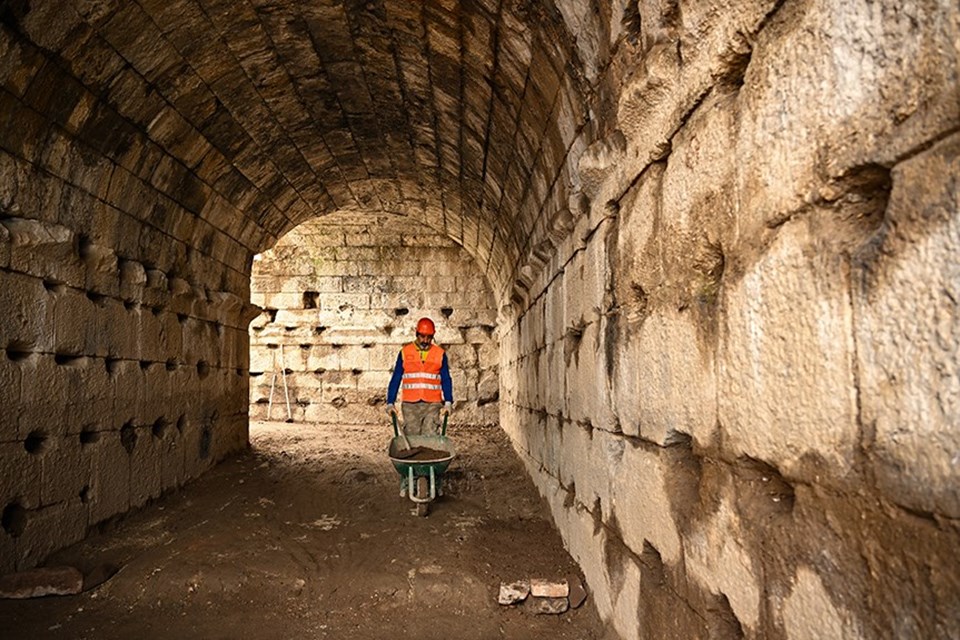 Smyrna Tiyatrosu'nun seyirci girişi ortaya çıkarıldı - 1