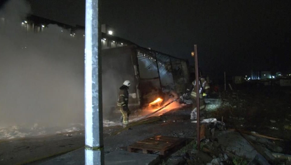 Arnavutköy'de iki TIR alev alev yandı