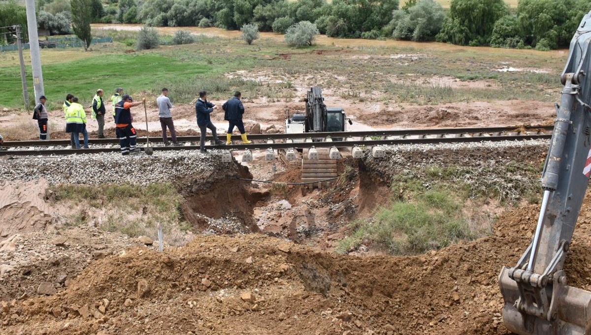 Kırıkkale'de sağanak yağış | Tren yolunda çökme