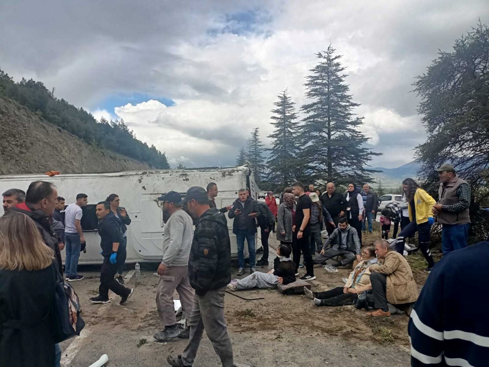 Isparta'da yolcu minibüsü devrildi: Çok sayıda yaralı var - 2