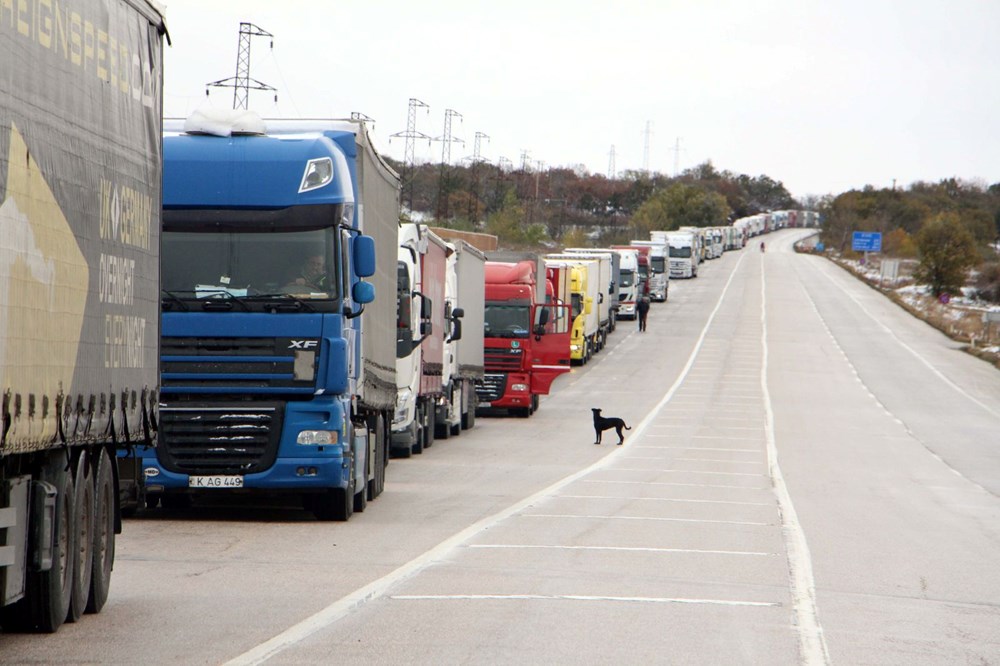 Balkanlar’da yoğun kar yolları kapattı, Edirne’de 20 kilometre kuyruk oluştu - 7