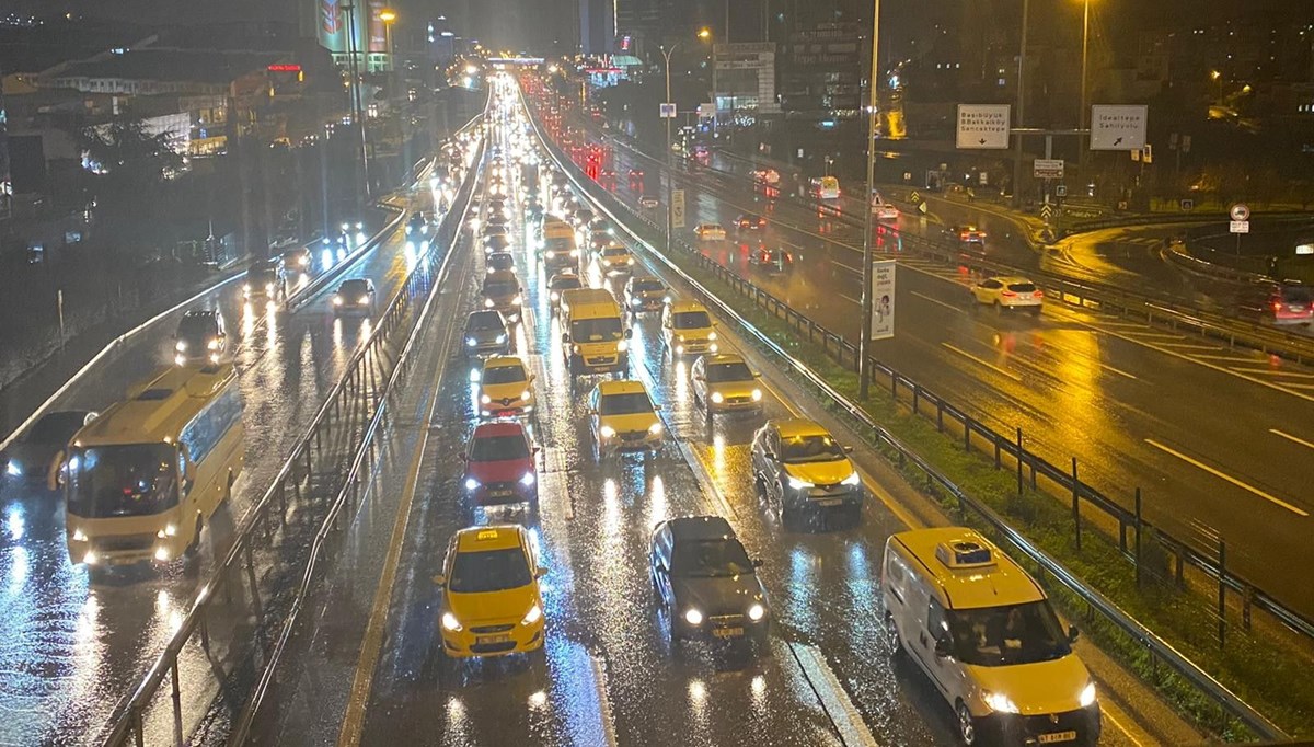 İstanbul trafiğinde yağmur etkisi: Yoğunluk yüzde 75’i geçti