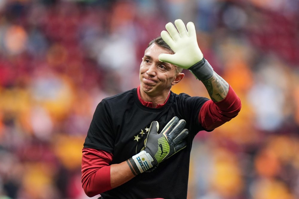 Osimhen alana çıktı, o müzik çaldı: Galatasaray taraftarı eşlik etti 73 Ab72Z8 sgEqYIOoi5ckqmg