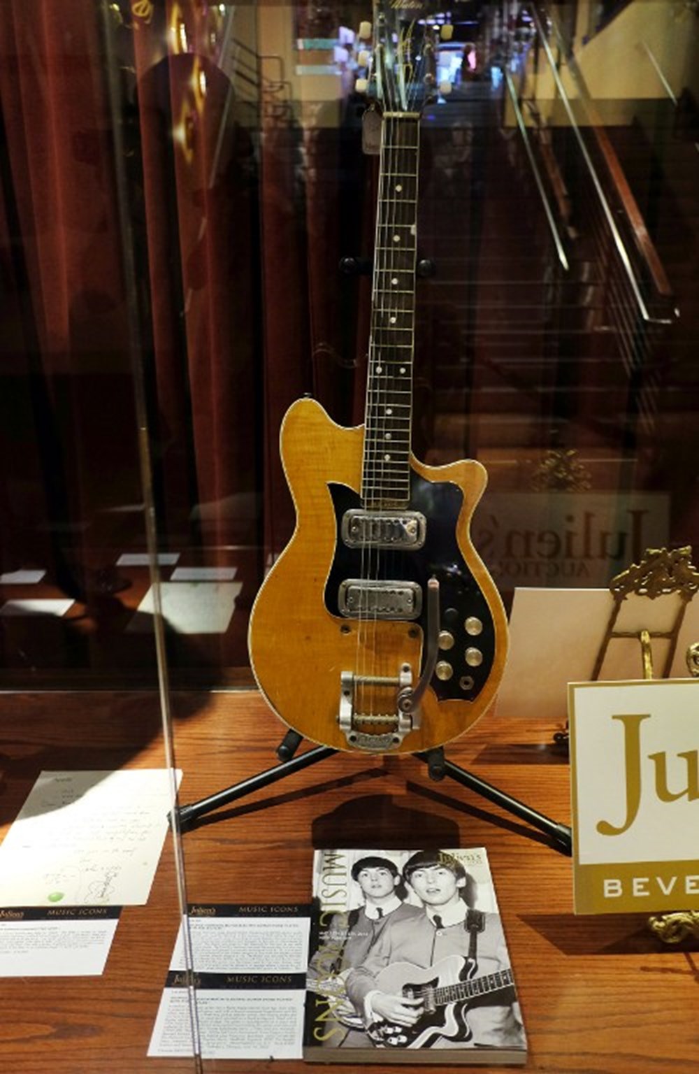 Гитара джорджа. George Harrison's 1963 Maton Guitar. George Harrison с гитарой Матон. George Harrison с гитарой. Гитары Битлз.