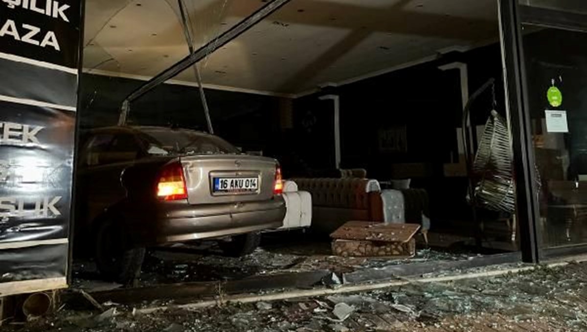Lastiği patlayan otomobil mobilya mağazasına daldı Lastiği patlayan otomobil mobilya mağazasına daldı