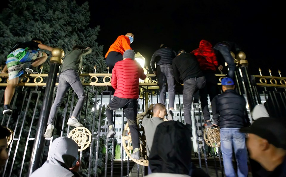 Kırgızistan'da protestocular Cumhurbaşkanlığı Sarayı'nı işgal etti - 2
