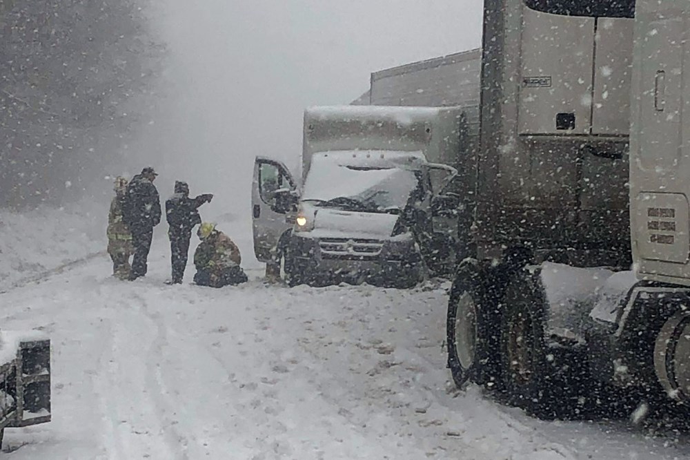 ABD'de sert kış: Araçlar yoldan çıktı, yüz binlerce kişi elektriksiz kaldı - 2