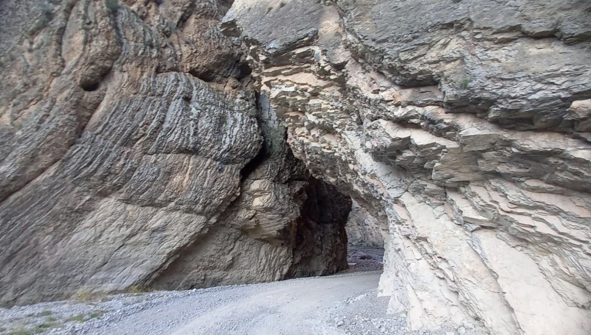Yöre halkının 'Dünya büzüğü' ismini verdiği yol görüntüsü ile dikkat çekiyor Yöre halkının 'Dünya büzüğü' ismini verdiği yol görüntüsü ile dikkat çekiyor