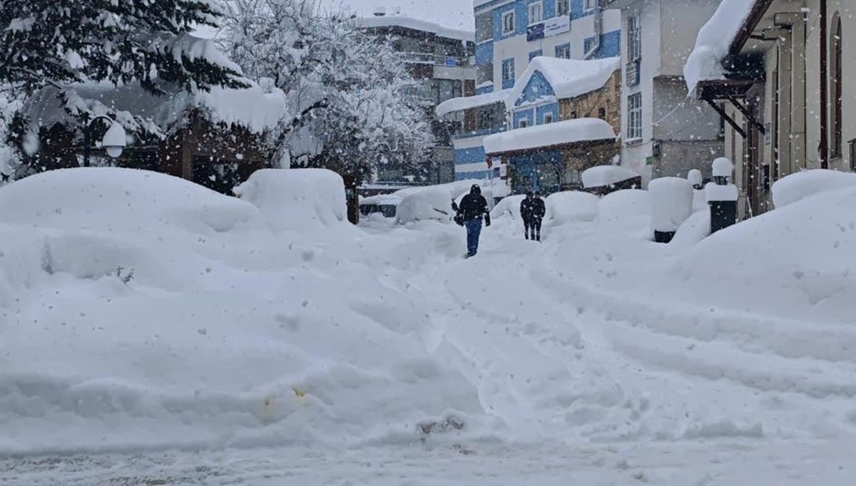 7 gündür okullar tatil, son 25 yılın en sert kışı: Kar kalınlığı 5-6 metreyi aştı! 7 gündür okullar tatil, son 25 yılın en sert kışı: Kar kalınlığı 5-6 metreyi aştı!