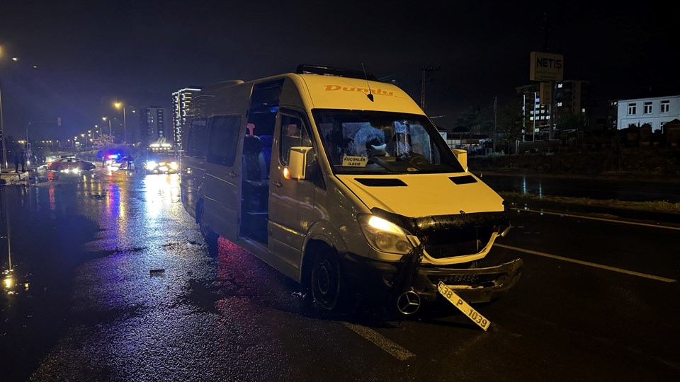 Kayseri'de servis minibüsü ile otomobil çarpıştı: 11 yaralı - 1