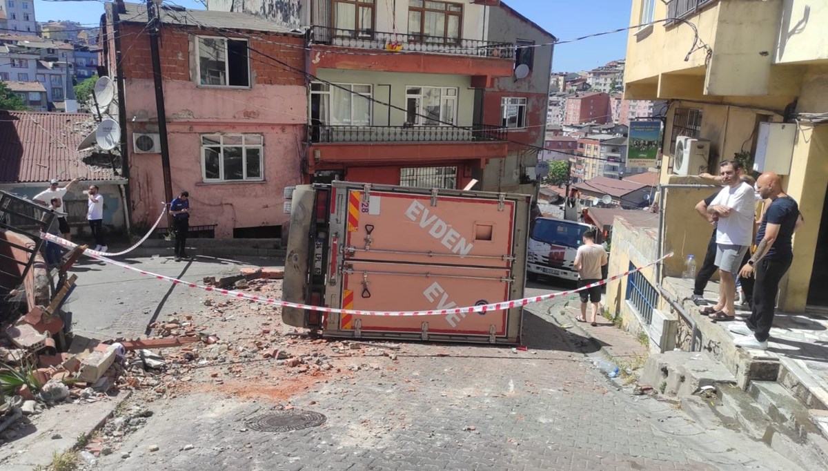 Şişli'de facianın eşiğinden dönüldü: Yokuş aşağı giderken freni patladı Şişli'de facianın eşiğinden dönüldü: Yokuş aşağı giderken freni patladı