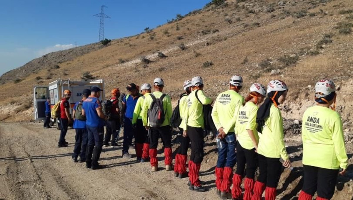 Kayıp olarak aranan genç, ağacın altında uyurken bulundu