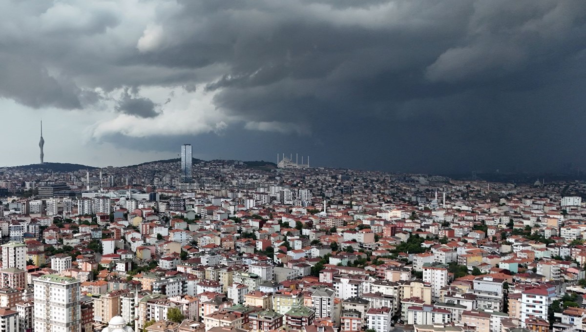 İstanbul'da şiddetli sağanak: Gökyüzünü kara bulutlar sardı