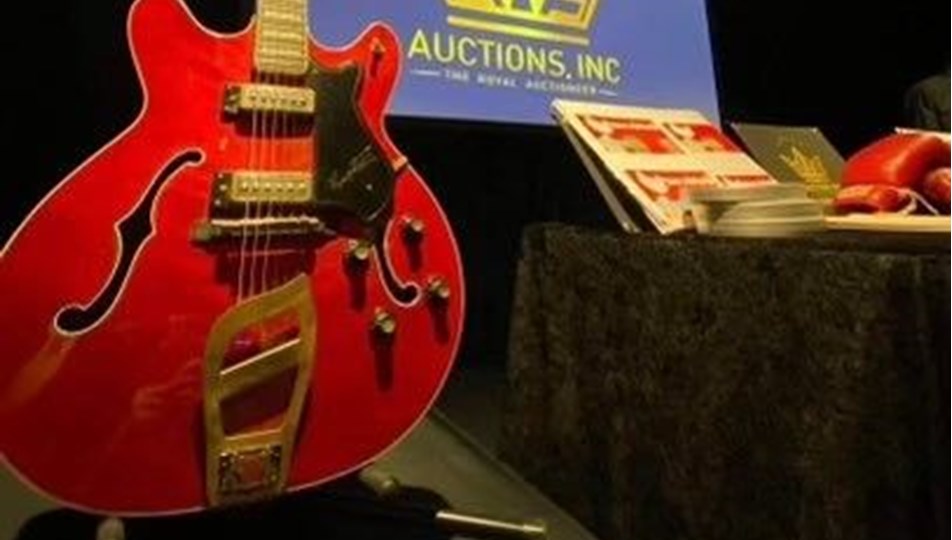 Elvis Presley’in gitarı rekor fiyata satıldı