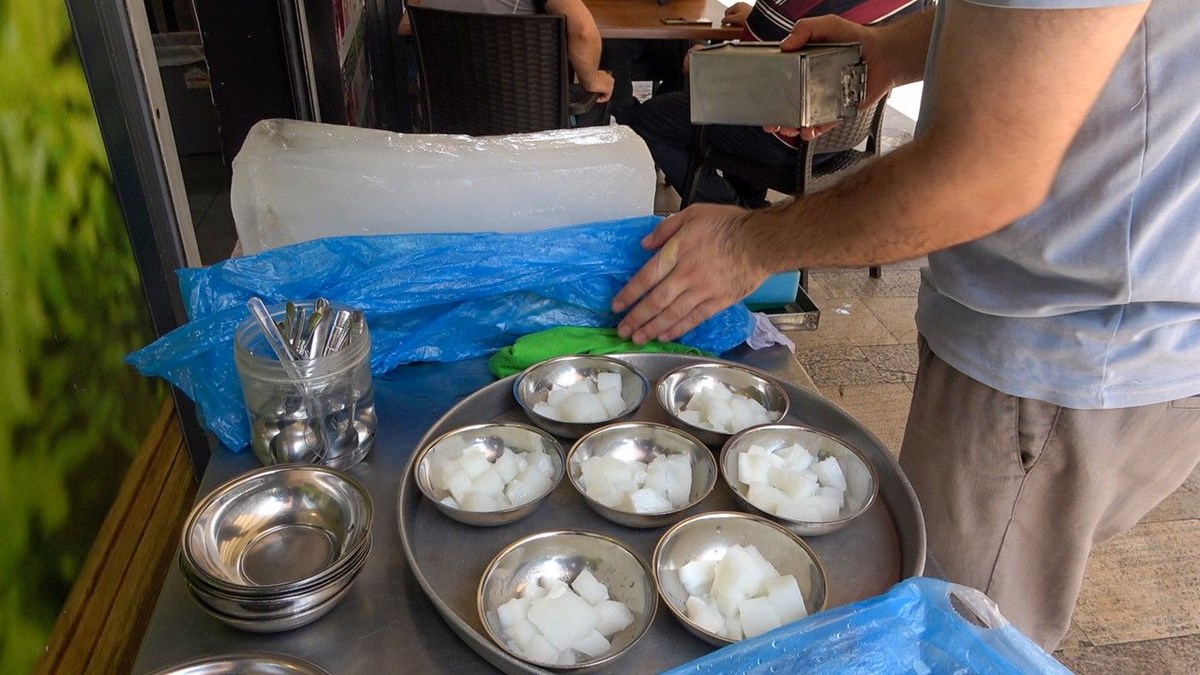 Mersin'in gözdesi! Sıcak havada serinlemek isteyen kaşık kaşık yiyor