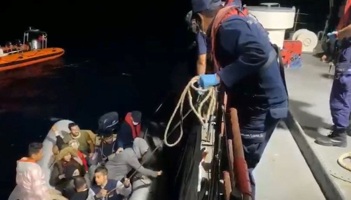 Çanakkale açıklarında 19 kaçak göçmen yakalandı Çanakkale açıklarında 19 kaçak göçmen yakalandı