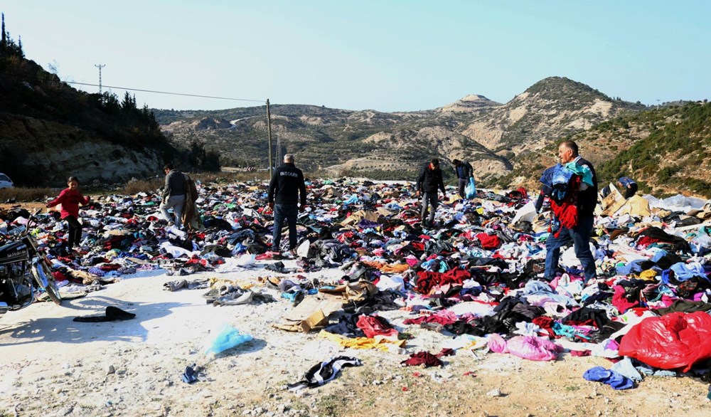 Depremzedelere giden binlerce kıyafeti yol kenarına attılar - 4