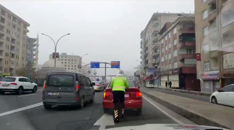 Yakıtı biten aracın imdadına trafik polisi yetişti - 1