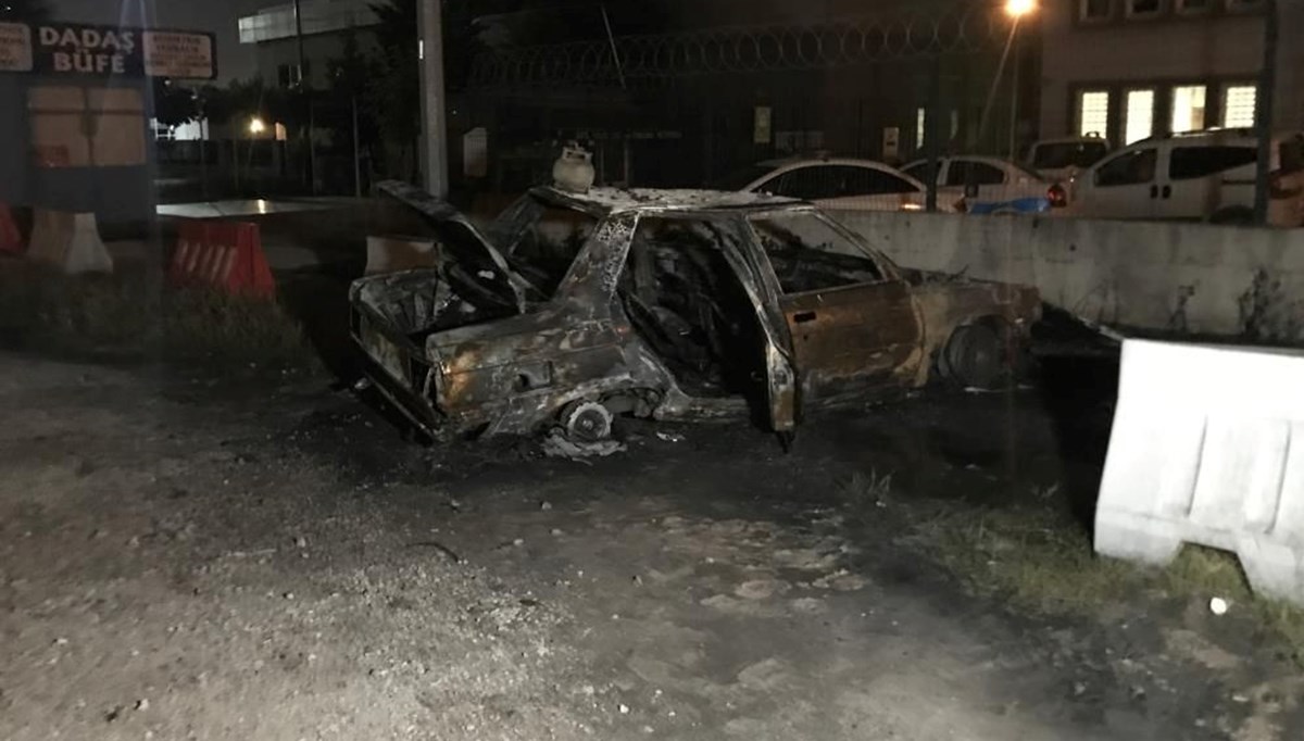 Yanan otomobili bırakıp kaçtı Yanan otomobili bırakıp kaçtı