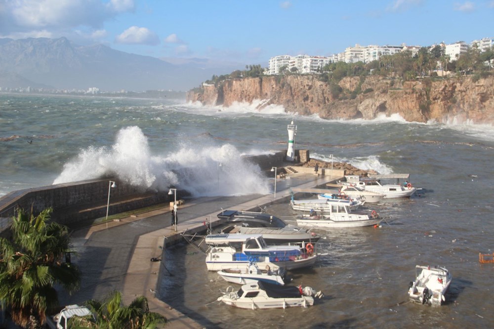 Antalya'da dev dalgalar yat limanını yuttu: 1 tur, 2 balıkçı teknesi battı - 2