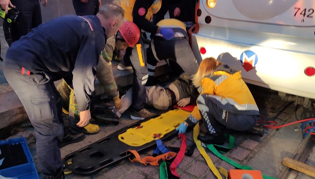 Fatih'te tramvayın altında sıkıştı