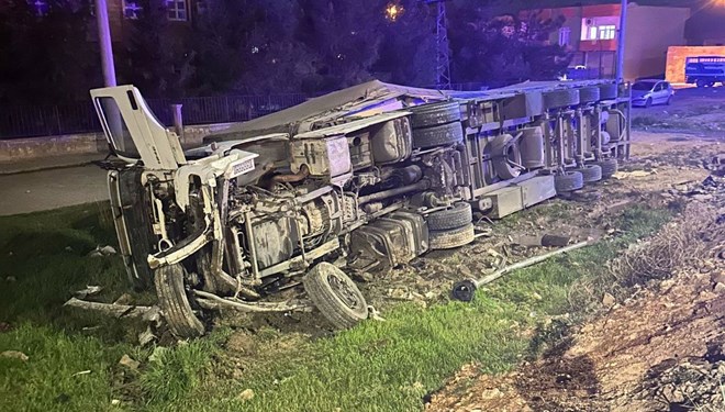 TIR devrildi, 6 ki�i yaraland�