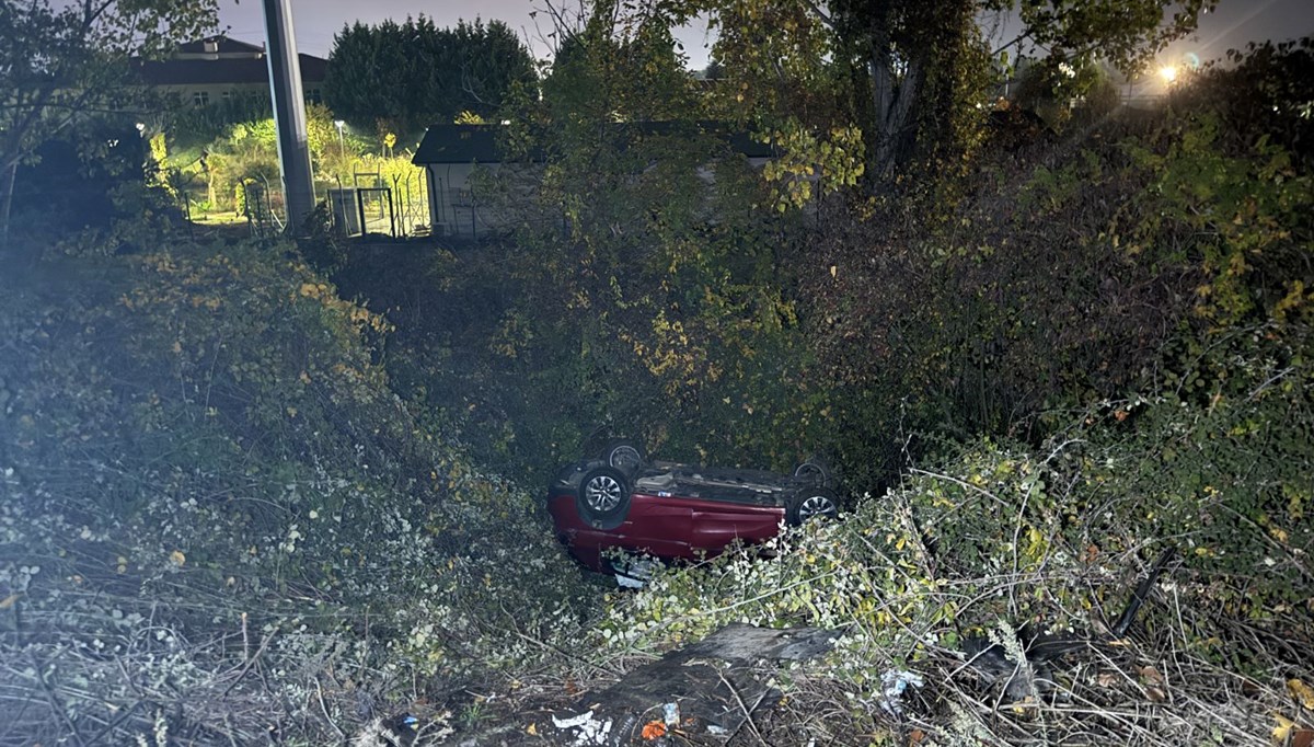 İstanbul yolunda feci kaza: Bariyeri aşıp şarampole uçtu İstanbul yolunda feci kaza: Bariyeri aşıp şarampole uçtu