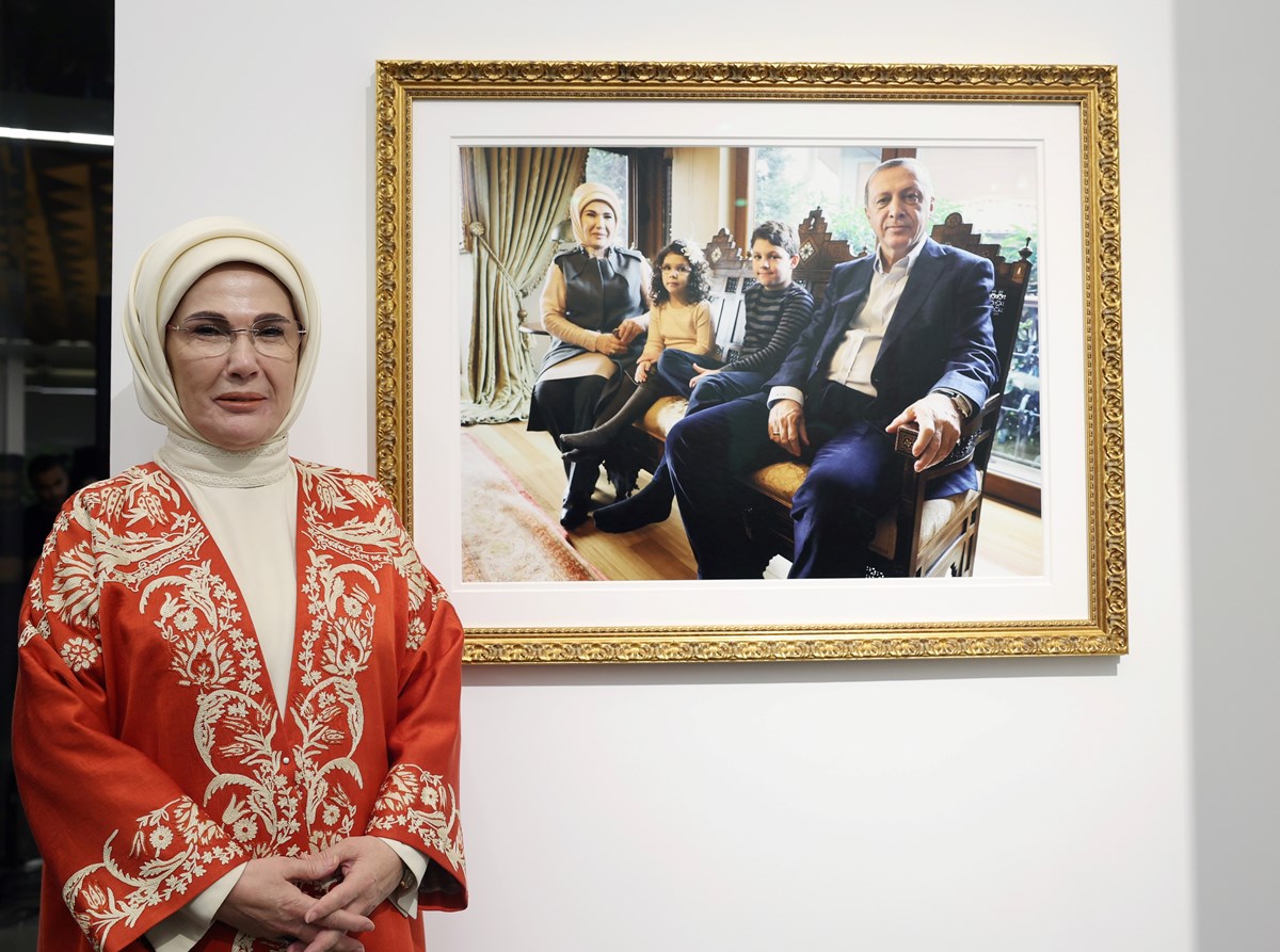 Vakıfbank Genel Müdürü Abdi Serdar Üstünsalih tarafından, Emine Erdoğan