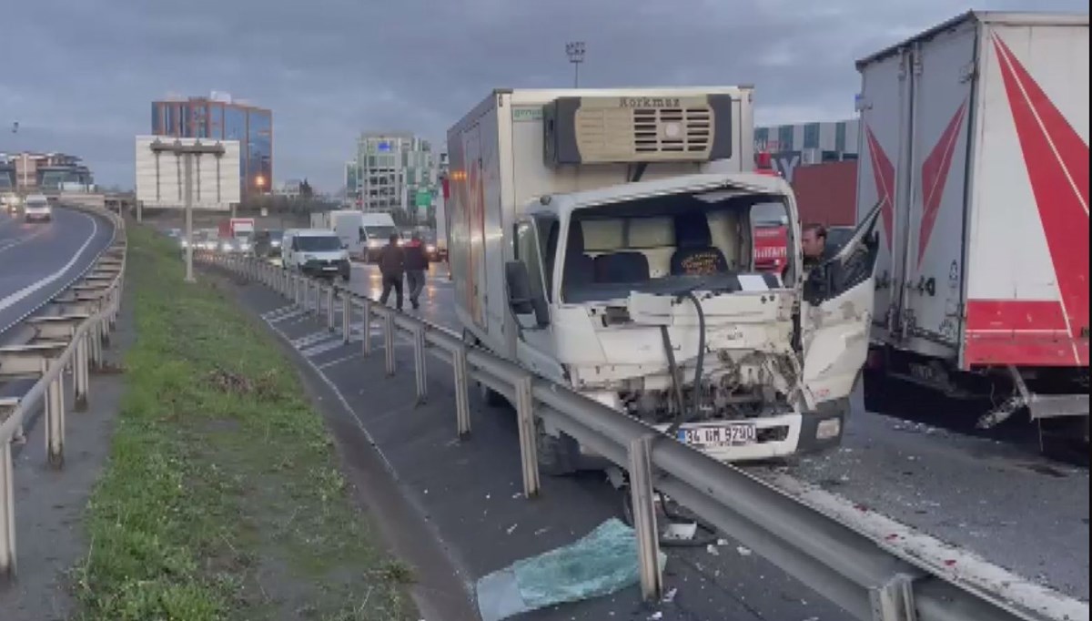 Bağcılar TEM otoyolunda zincirleme trafik kazası Bağcılar TEM otoyolunda zincirleme trafik kazası
