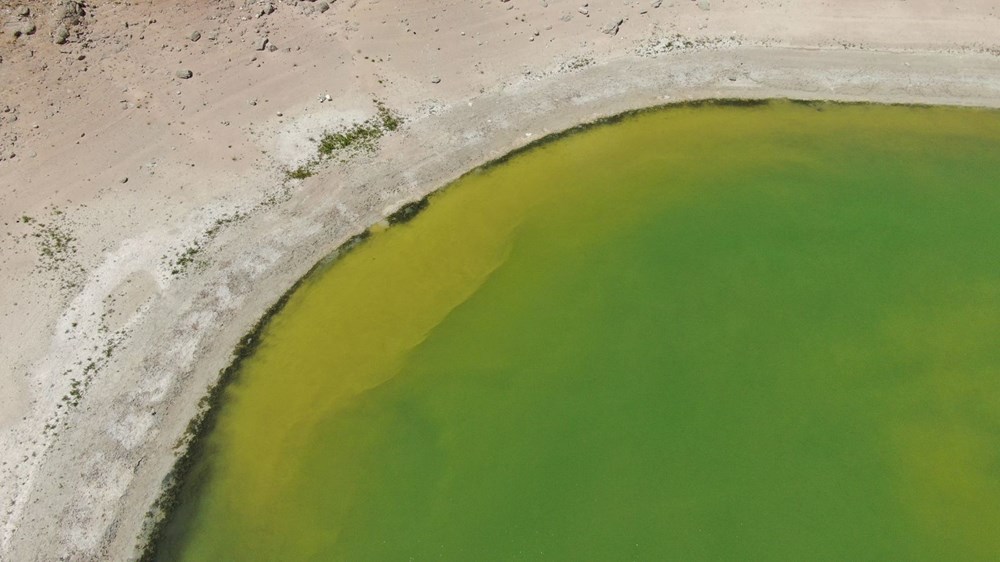 Sivas'ın simgelerinden Kızılçan Gölü'nün suyu çekildi, rengi değişti - 5