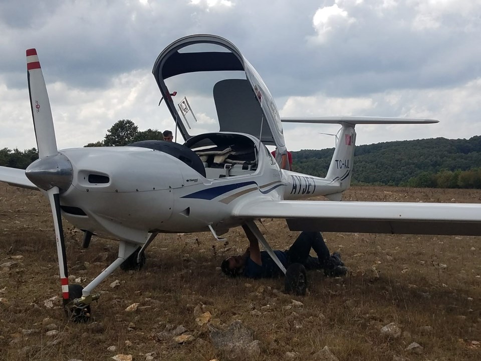 İstanbul'da motor arızası yapan eğitim uçağı boş araziye indirildi - 1