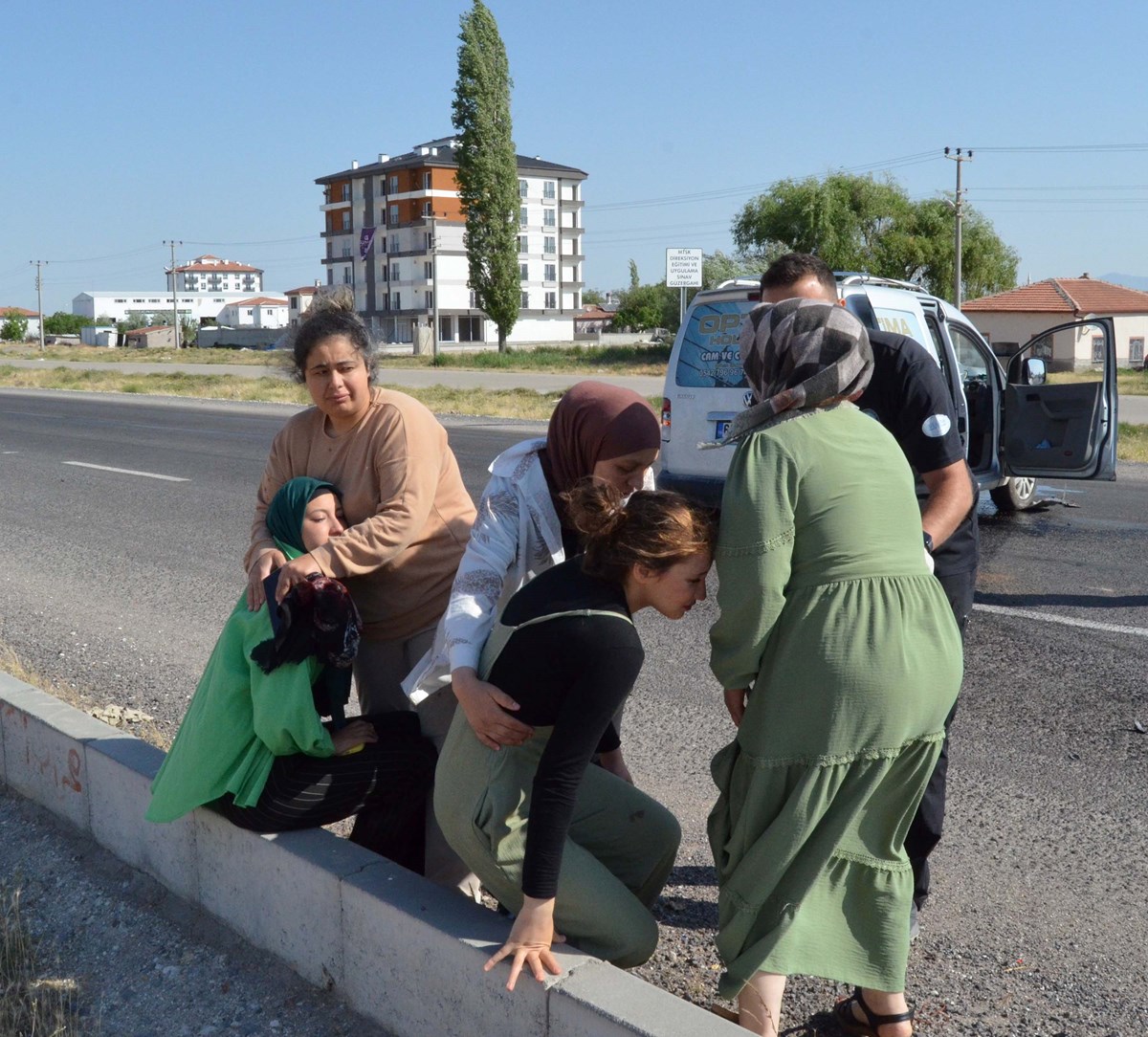 Kazada yaralanan çok sayıda kişi yola ve refüje savruldu Kazada yaralanan çok sayıda kişi yola ve refüje savruldu