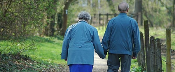 Alzheimer hastalığı ilk belirtilerden 20 yıl önce başlıyor