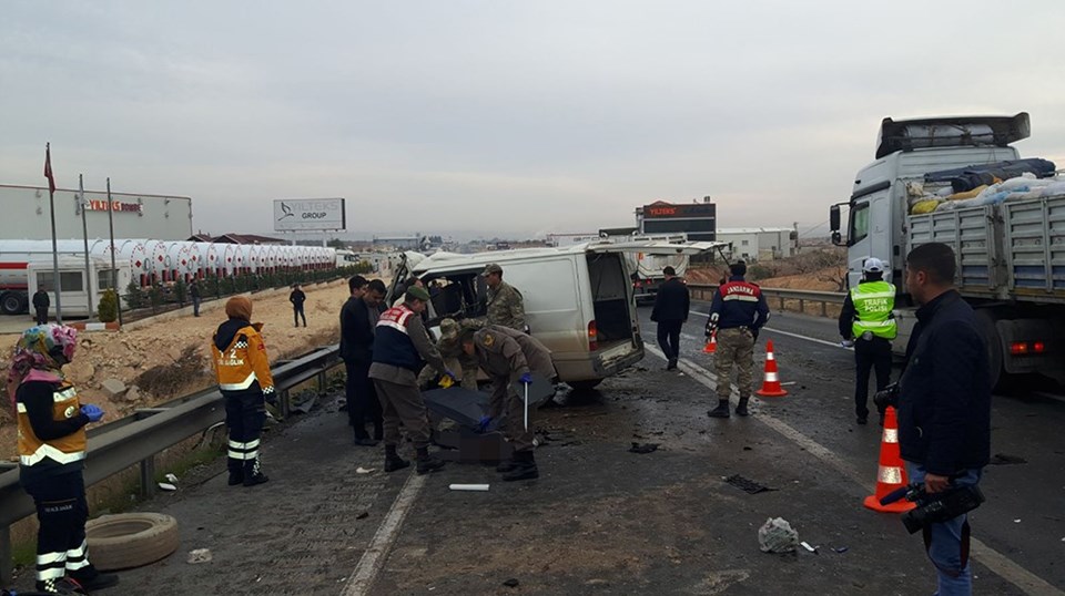 Minibüs ile kamyonet çarpıştı: 5 ölü, 3 yaralı - 2