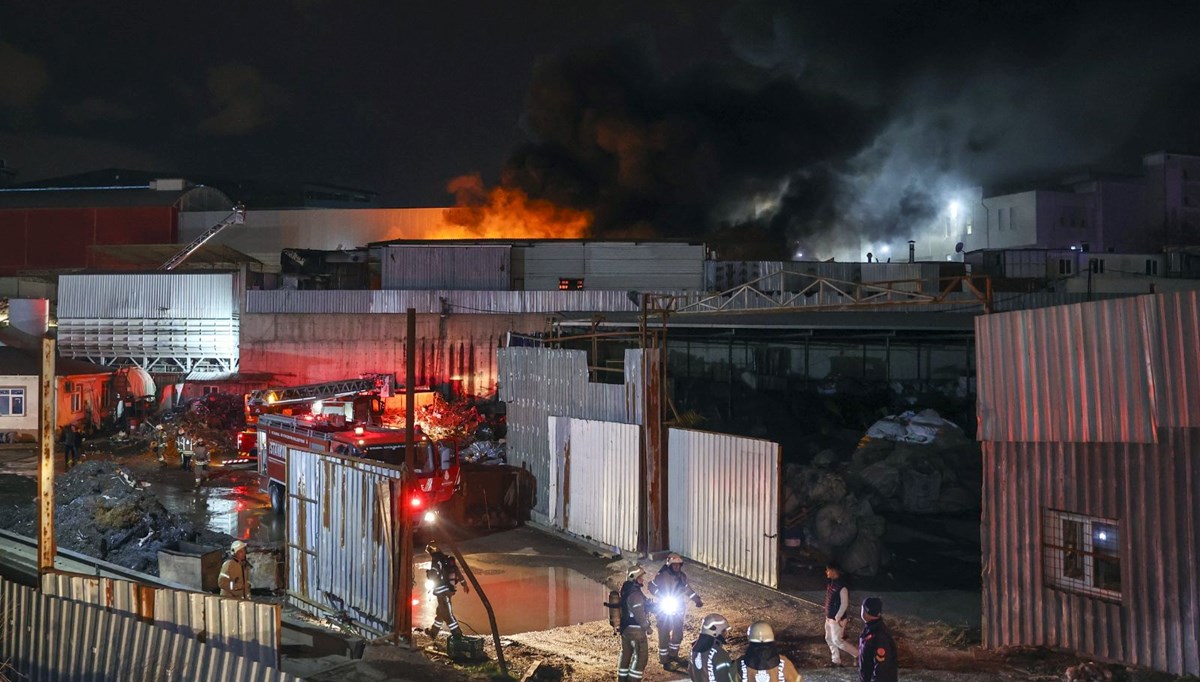Esenyurt'ta plastik fabrikasında yangın