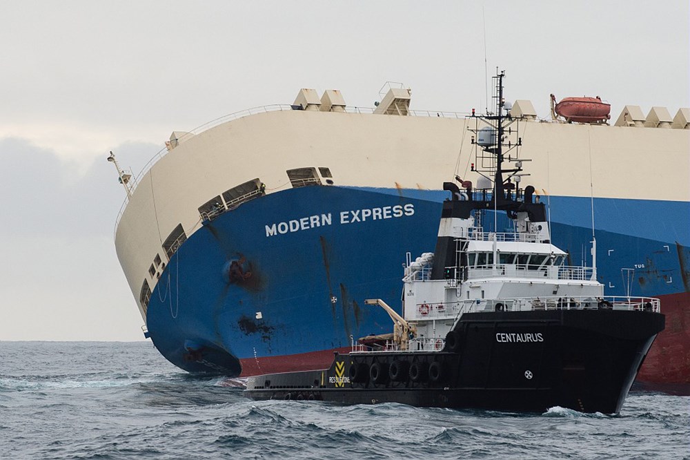 Путь для судна. Капсайз судно. Сухогруз в шторм. Hoegh target судно. Modern Express судно крушение.