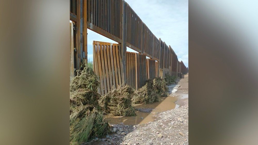 Donald Trump'ın sınırda inşa ettiği milyarlarca dolarlık duvar, muson yağmurları nedeniyle parçalandı - 1