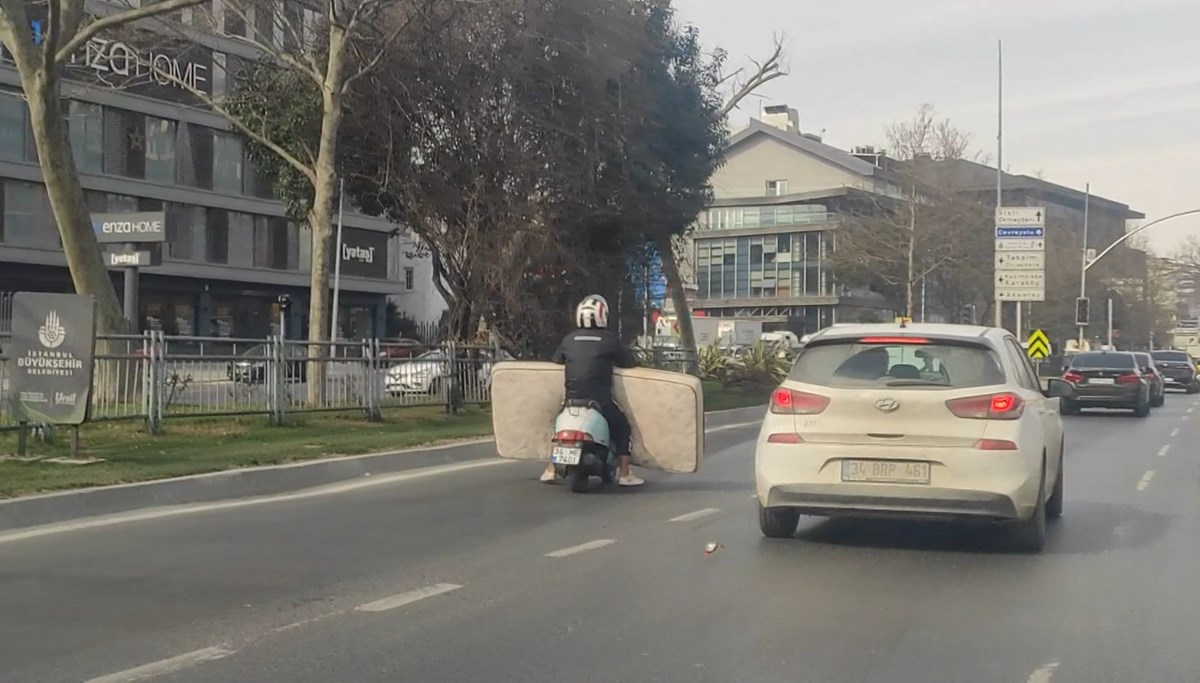 İstanbul’da bir kişi motosikletle yatak taşıdı