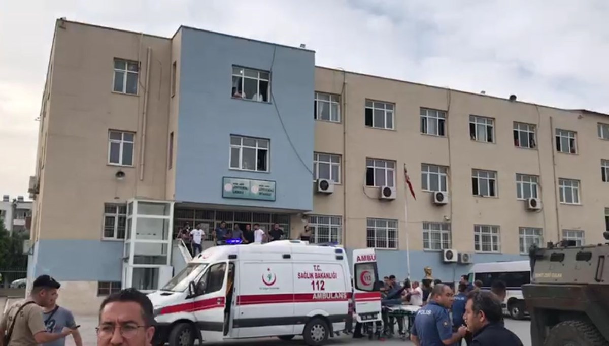 Tarsus'ta oy sayımı sırasında bıçaklı kavga: 3 yaralı Tarsus'ta oy sayımı sırasında bıçaklı kavga: 3 yaralı