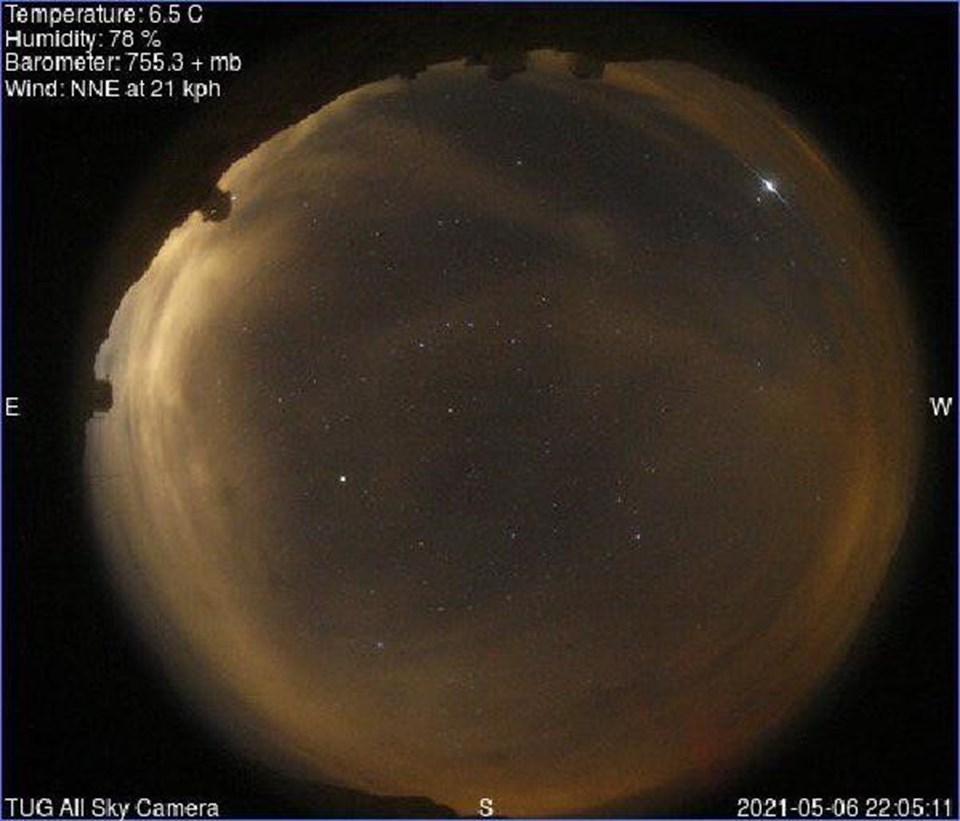 Parlamaların Starlink Leo Uyduları Güneş Panellerinden kaynaklandığını açıklayan TÜBİTAK Ulusal Gözlemevi (TUG) Tüm Gökyüzü Kamerası ile bulutlu havaya rağmen Kuzey-Batı ufkunda görüntülendiğini kaydetti.