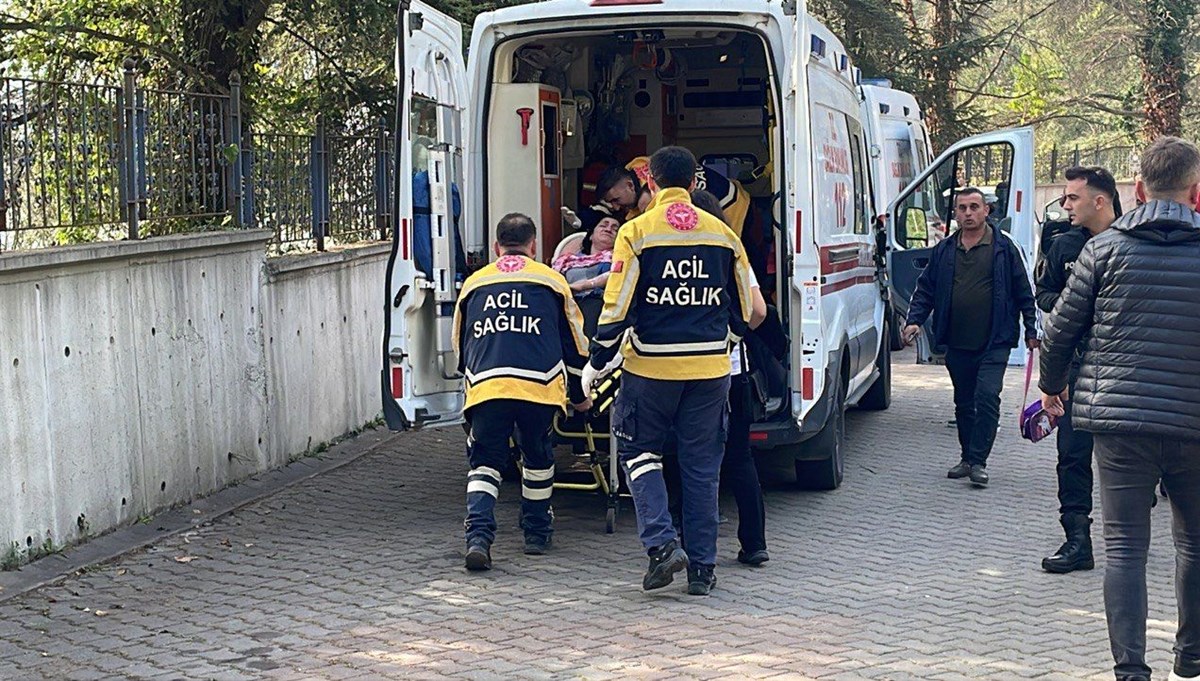 Cumhuriyet Bayramı kutlamasında meşalenin alevi 3 veliyi yaraladı Cumhuriyet Bayramı kutlamasında meşalenin alevi 3 veliyi yaraladı